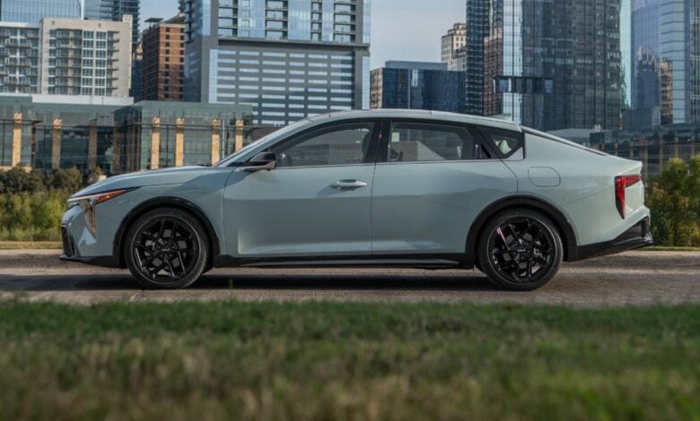 MDP Sedan KIA K4 perfil ¿Es el Kia K4 el sedán mediano más esperado del mercado?