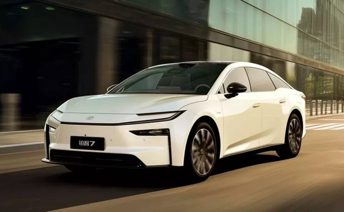 MDP Sedan Toyota BZ7 accion Toyota bZ7: El Nuevo Sedán Eléctrico que Revoluciona el Mercado en China