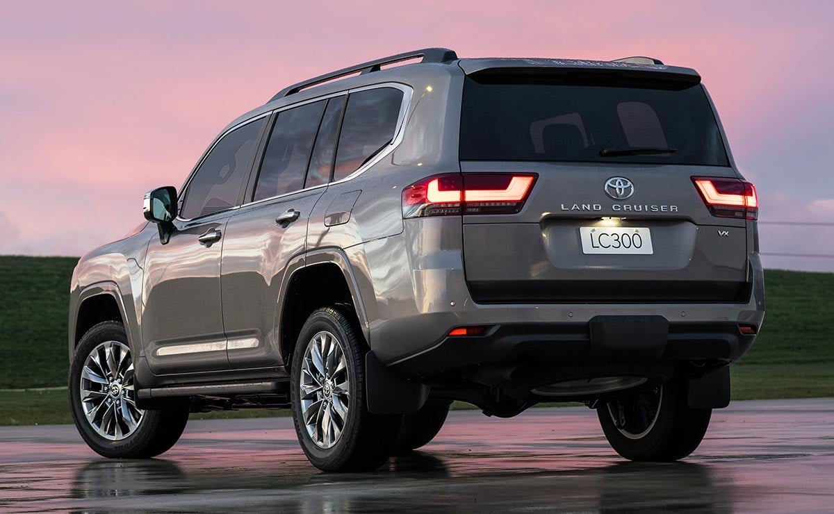 Revolución en el Mercado Automotor: El Impacto de la Eliminación del Impuesto al Lujo en los Precios de la Toyota Land Cruiser 300 MDP TOYOTA LAND CRUISER 300 TRASERA Revolución en el Mercado Automotor: El Impacto de la Eliminación del Impuesto al Lujo en los Precios de la Toyota Land Cruiser 300