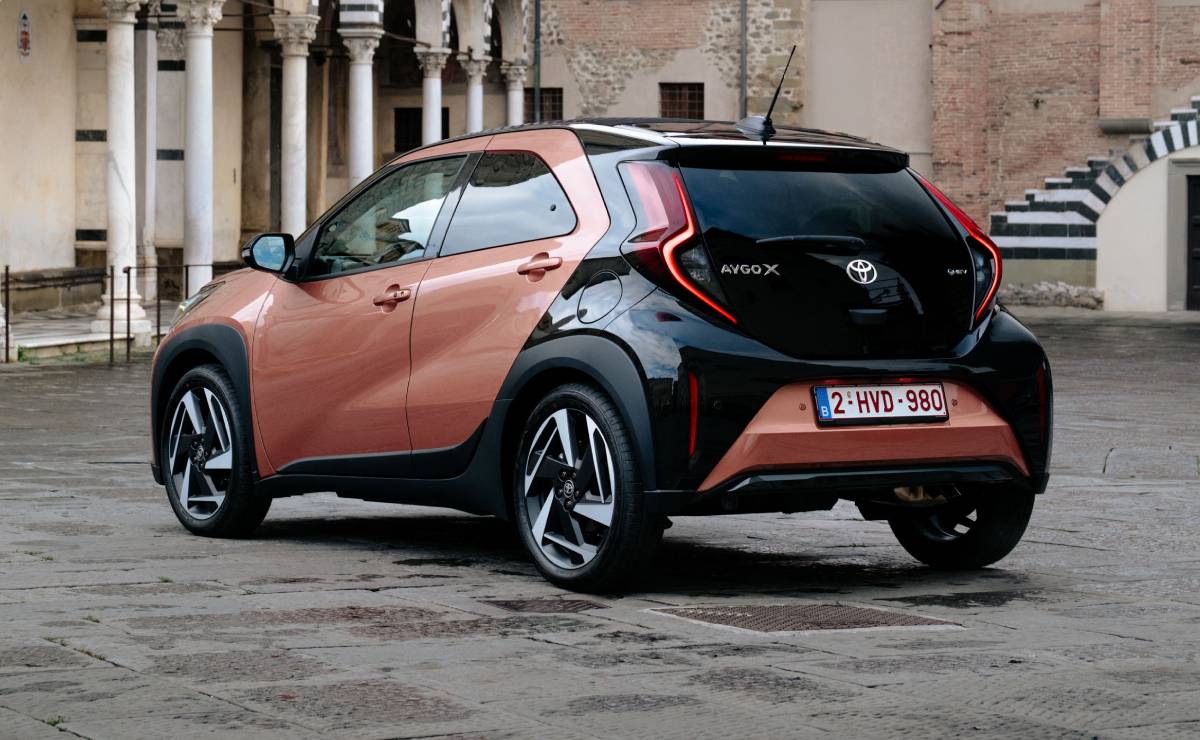 MDP Toyota Aygo X Cross Hybrid trasera Toyota Aygo X Cross Hybrid 2026: La Renovación Más Esperada del Año en el Segmento Urbano