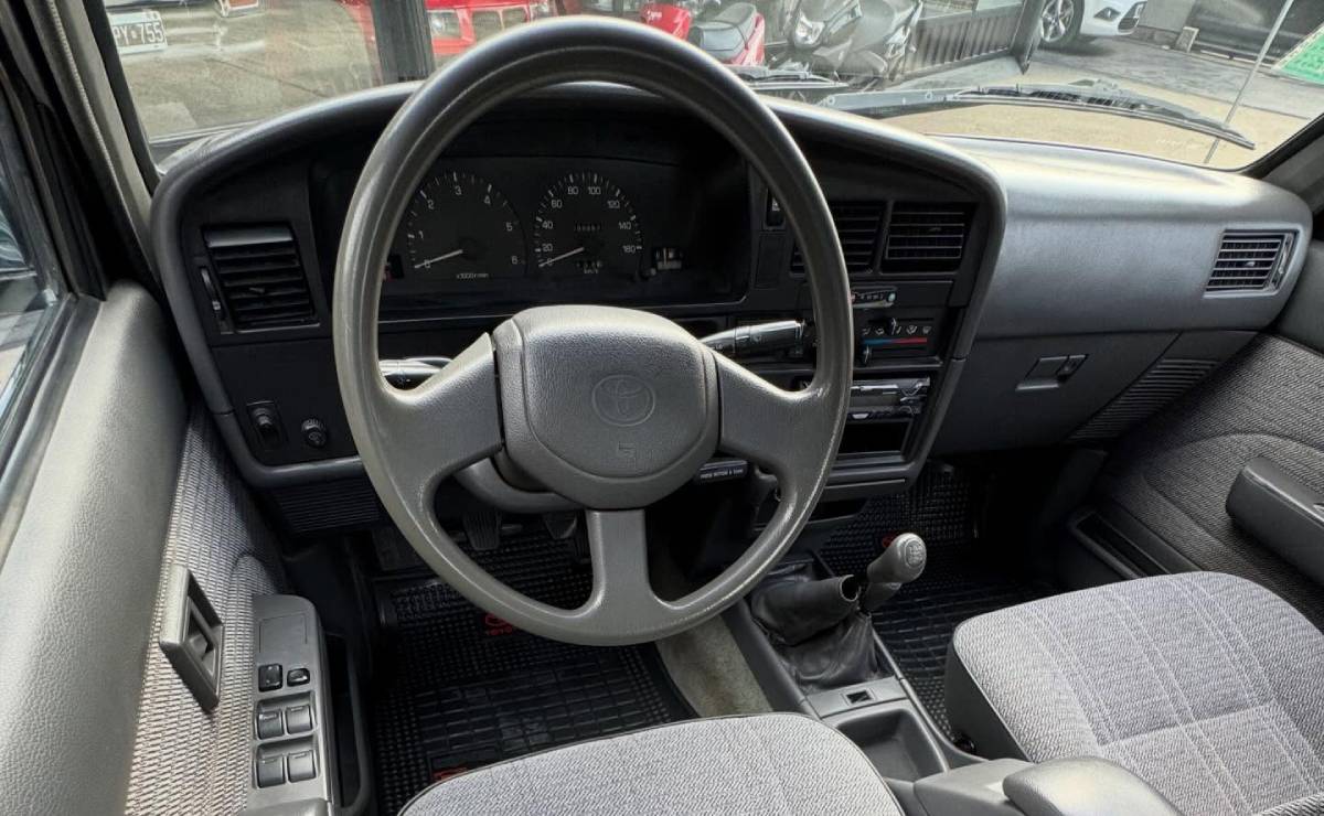 MDP Toyota Hilux 1998 interior 1 Toyota Hilux 1998: La leyenda de la durabilidad sigue vigente