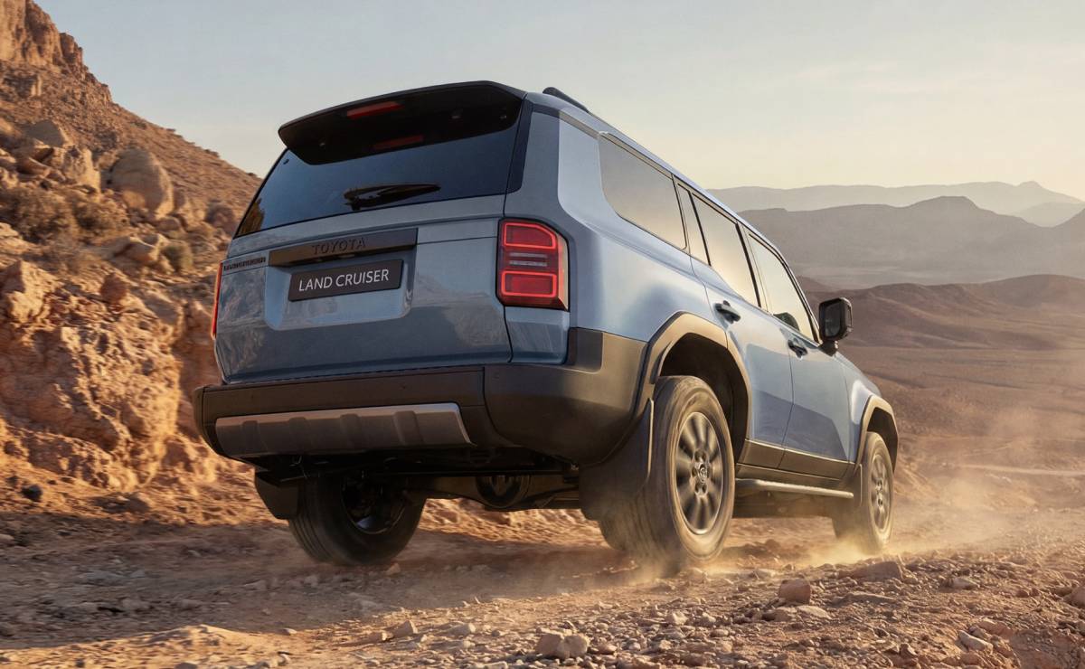 Toyota Land Cruiser 250: La Evolución del Ícono Todo Terreno en Europa MDP Toyota Land Cruiser 250 accion trasera Toyota Land Cruiser 250: La Evolución del Ícono Todo Terreno en Europa