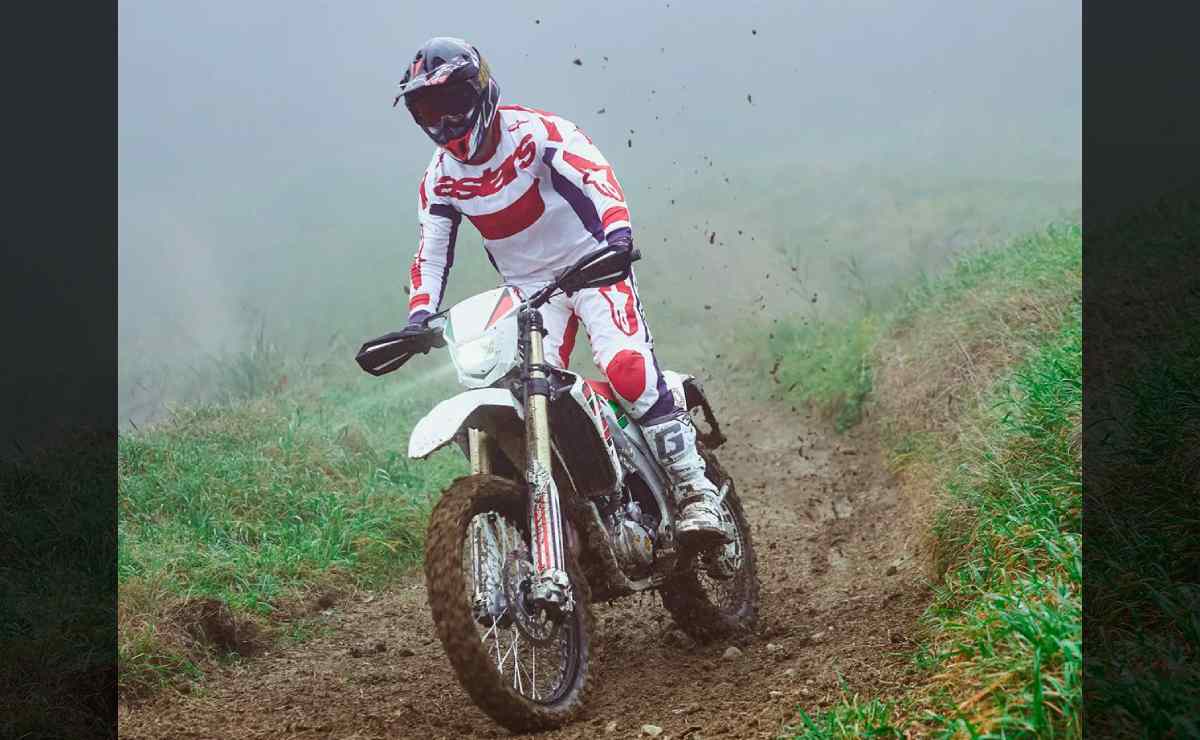Bimota BX450: La Irresistible Apuesta Italiana en el Mundo del Enduro MDP bimota moto enduro bk450 2 Bimota BX450: La Irresistible Apuesta Italiana en el Mundo del Enduro