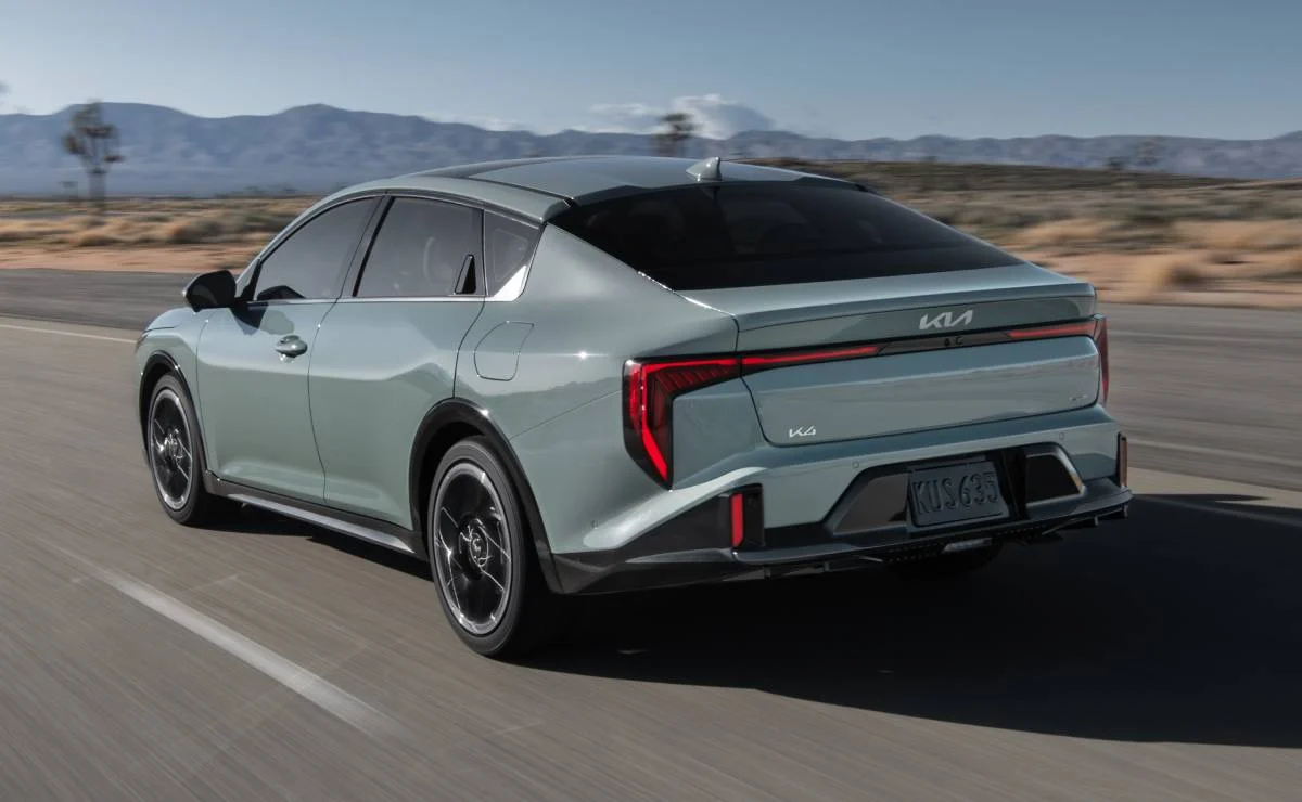 MDP Sedan KIA K4 accion trasera ¿Es el nuevo Kia K4 el sedán mediano más esperado del año?