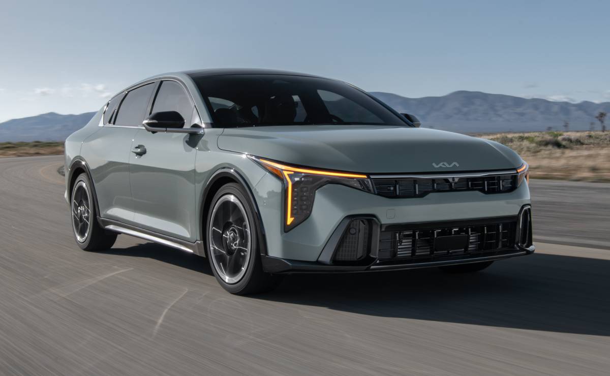 MDP Sedan KIA K4 accion ¿Será el Kia K4 la nueva estrella en el segmento de sedanes medianos?