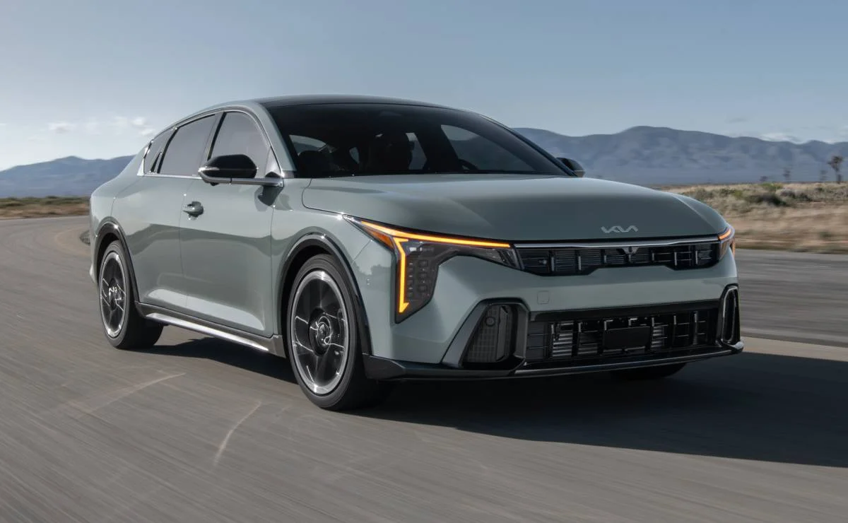 MDP Sedan KIA K4 accion ¿Es el nuevo Kia K4 el sedán mediano más esperado del año?