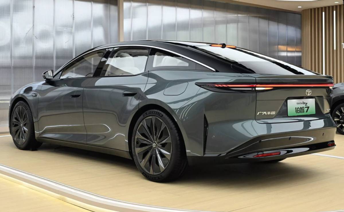 MDP Sedan Toyota BZ7 trasera 1 Toyota bZ7: La revolución eléctrica que sorprende al mercado chino