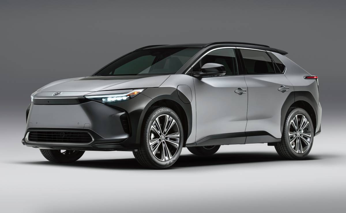 MDP Toyota BZX4 frente Toyota bZ4X: La Revolución Eléctrica de Toyota llega a Uruguay