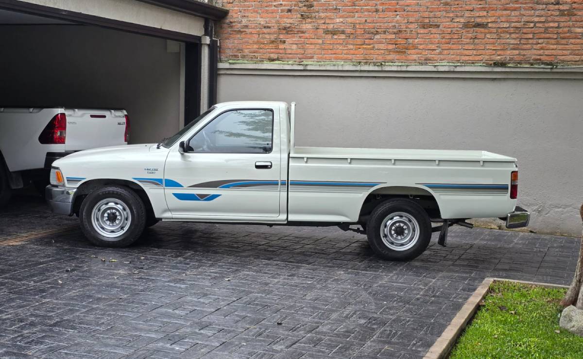 MDP Toyota Hilux CS 1995 perfil Toyota Hilux 1995: Una Joya Japonesa Revive en el Mercado Automotor