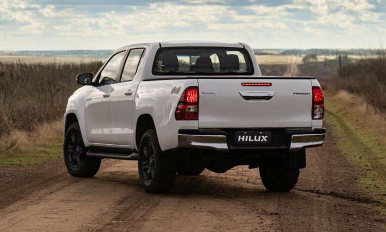 MDP Toyota Hilux SR trasera 1 El Fenómeno de las Pick-Ups en Argentina: ¿Por Qué Siguen Dominando el Mercado?