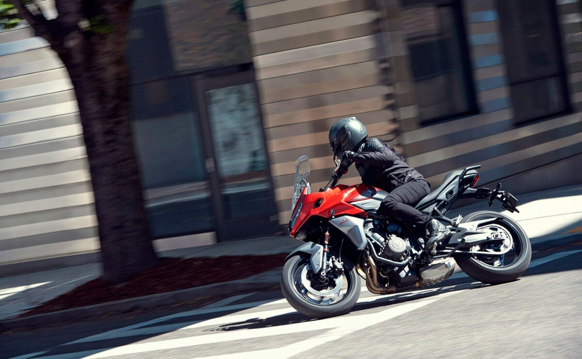 Triumph Tiger Sport 660 roja en acción
