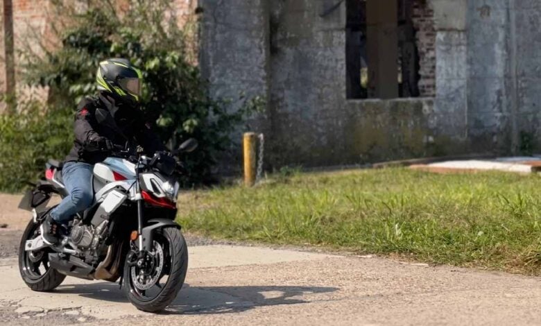 Aprilia Tuono 457: La Nueva Joya Italiana del Asfalto MDP aprilia tuono 457 test ride 3 2 Aprilia Tuono 457: La Nueva Joya Italiana del Asfalto