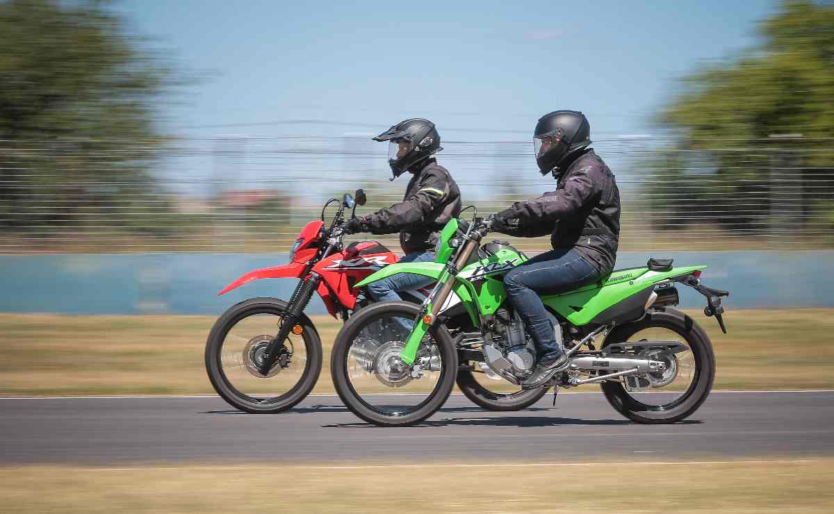 Honda XR300L Tornado: ¿Qué Trae de Novedoso Este Modelo Ajustado? MDP honda tornado vs kawasaki klx 300 accion 2 Honda XR300L Tornado: ¿Qué Trae de Novedoso Este Modelo Ajustado?