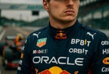 verstappen contemplative f1 86fe9fa1 6a78 40db 8514 fcaf40f63fd6 Verstappen en la cuerda floja: de campeón dominante a considerar su retiro por las reglas 2026