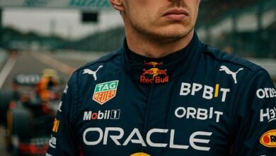 verstappen contemplative f1 86fe9fa1 6a78 40db 8514 fcaf40f63fd6 Verstappen en la cuerda floja: de campeón dominante a considerar su retiro por las reglas 2026