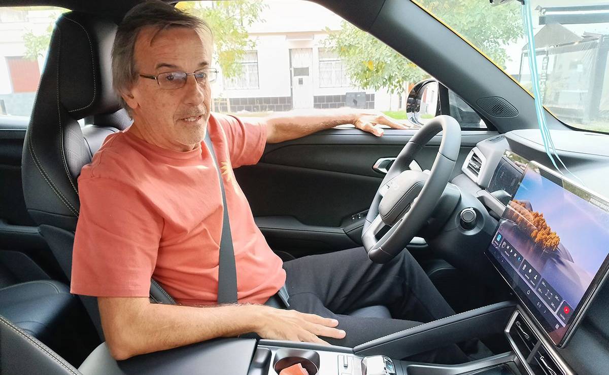 ¿Cuánto cuesta realmente mantener un auto eléctrico? La experiencia de un chofer en Rosario MDP Chofer auto electrico 1 ¿Cuánto cuesta realmente mantener un auto eléctrico? La experiencia de un chofer en Rosario
