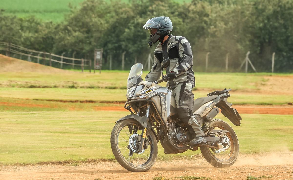 Honda XRE 300 Sahara: La Motos Trail Más Esperada del Mercado Brasileño MDP Honda BMW Kawasaki Nico en Brasil Pirelli Honda XRE300 Sahara Honda XRE 300 Sahara: La Motos Trail Más Esperada del Mercado Brasileño