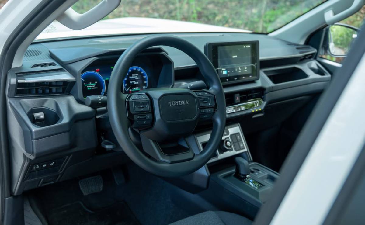 MDP Nueva Toyota Hilux electrica interior La Revolución de las Pickups: Toyota Hilux Eléctrica llega para Redefinir el Terreno