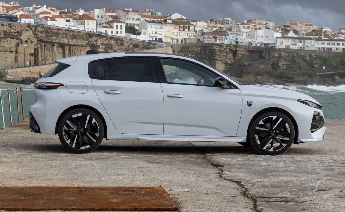 MDP Peugeot 308 GT Hybrid perfil El Regreso del Peugeot 308: ¿Qué Trae de Nuevo este Emblemático Hatchback?