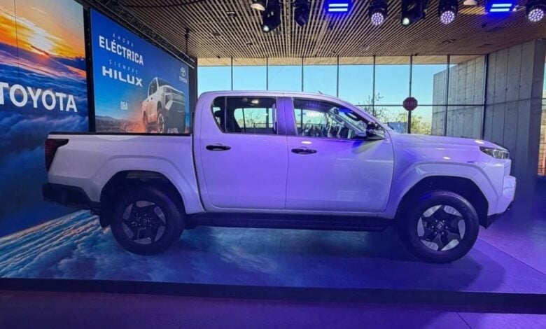 Toyota Hilux Eléctrica: Un Nuevo Horizonte para el Ícono Japonés MDP Toyota Hilux BEV perfil Toyota Hilux Eléctrica: Un Nuevo Horizonte para el Ícono Japonés
