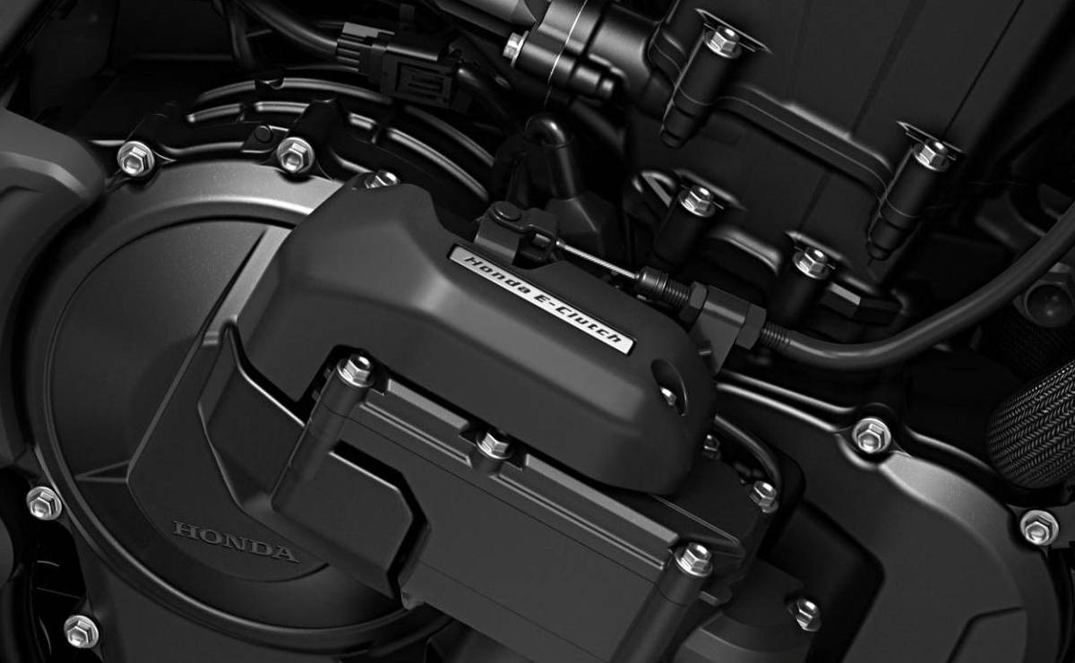 MDP honda transalp 750 e clutch 1 Honda Revoluciona con el E-Clutch: La Nueva Era de la Conducción sin Embrague