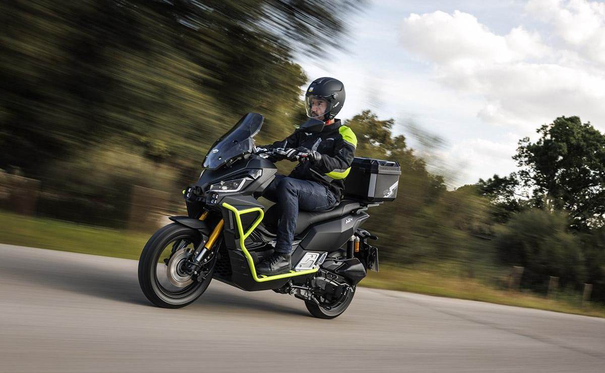 MDP moto mitt 125 adv 1 MITT lanza su scooter crossover: una opción robusta y llamativa de 125cc