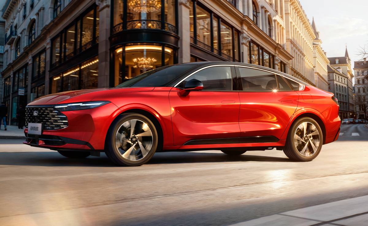 Ford Mondeo 2026: Renovación del icónico sedán que desafía a los SUV en China MDP Ford Mondeo 2026 accion Ford Mondeo 2026: Renovación del icónico sedán que desafía a los SUV en China