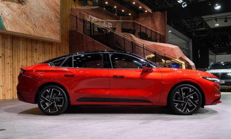 Ford Mondeo 2026: Renovación del icónico sedán que desafía a los SUV en China MDP Ford Mondeo 2026 perfil Ford Mondeo 2026: Renovación del icónico sedán que desafía a los SUV en China