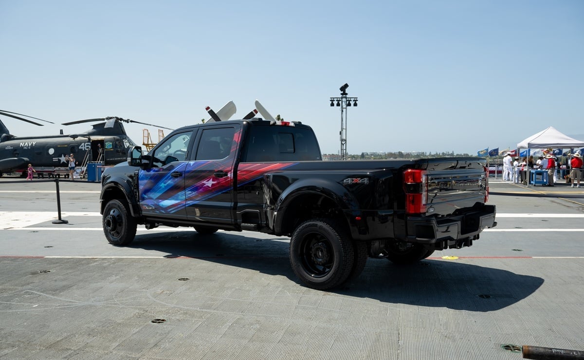 MDP Ford Super Duty F 450 Ford Custom Garage Revoluciona el Mercado: Presenta el Paquete Super Duty Proud to Honor 2027