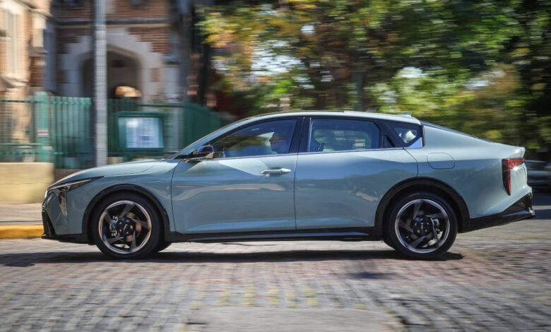 MDP KIA K4 perfil accion ¿Puede el Kia K4 Revitalizar el Segmento de Sedanes en un Mundo Dominado por los SUV?