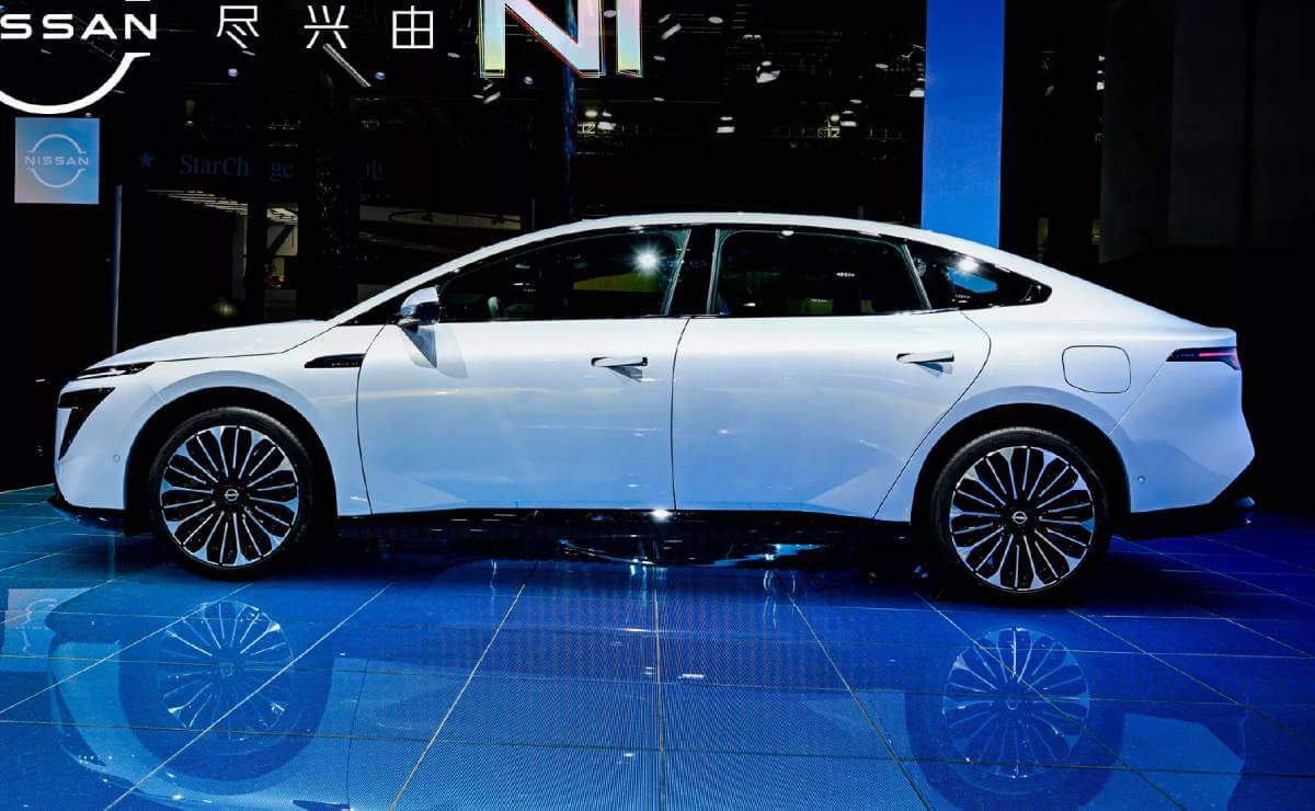 MDP Nissan N7 perfil El Regreso del Nissan Primera: Un ícono eléctrico para una nueva era automotriz