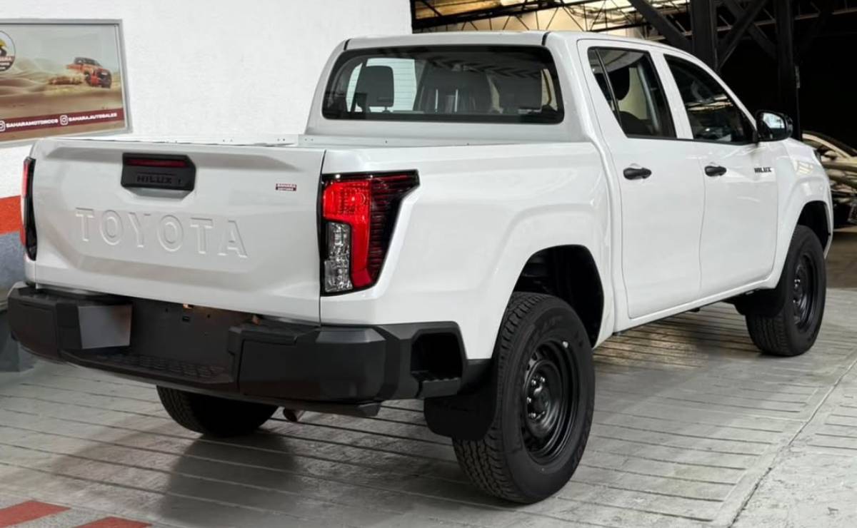 ¿Está la Nueva Toyota Hilux Base Lista para Revolucionar el Mercado? MDP Nueva Toyota Hilux base trasera 1 ¿Está la Nueva Toyota Hilux Base Lista para Revolucionar el Mercado?