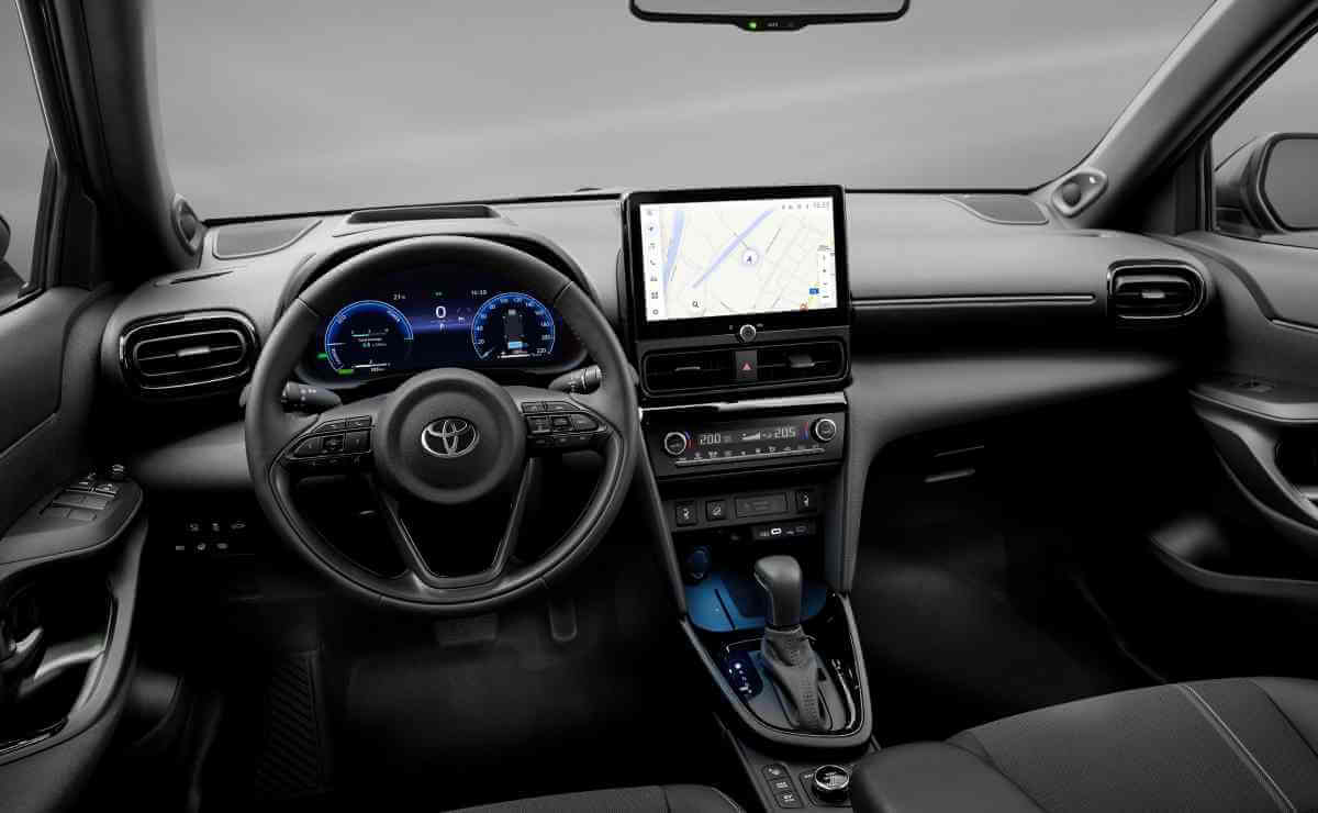 Toyota Yaris Cross 2026: La Reinvención del B-SUV que Conquista Europa y Mira a Latinoamérica MDP Toyota Yaris Cross 2026 interior 1 Toyota Yaris Cross 2026: La Reinvención del B-SUV que Conquista Europa y Mira a Latinoamérica