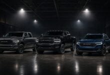 Línea completa de pickups RAM: 1500, 2500 y Rampage en estudio con iluminación dramática