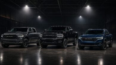 Línea completa de pickups RAM: 1500, 2500 y Rampage en estudio con iluminación dramática