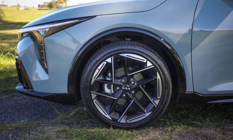 El Kia K4 Llega para Competir con el Toyota Corolla: ¿El Nuevo Rey de los Sedanes Medianos? MDP Kia K4 llanta El Kia K4 Llega para Competir con el Toyota Corolla: ¿El Nuevo Rey de los Sedanes Medianos?