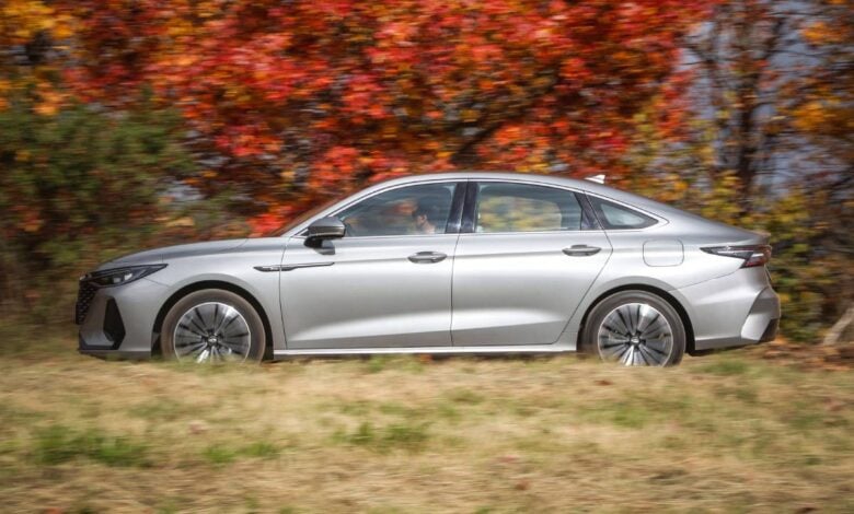 ¿Puede el Chery Arrizo 8 Super Hybrid Desafiar al Toyota Corolla en el Segmento de los Sedanes? MDP Sedan Chery Arrizo 8 perfil accion 1 ¿Puede el Chery Arrizo 8 Super Hybrid Desafiar al Toyota Corolla en el Segmento de los Sedanes?