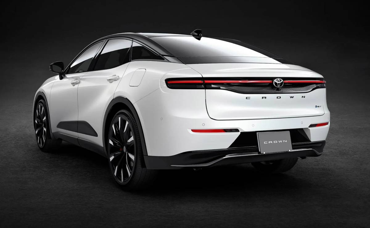 Toyota Crown Crossover 2027: la esperada renovación que une elegancia y versatilidad MDP Toyota Crown Crossover trasera Toyota Crown Crossover 2027: la esperada renovación que une elegancia y versatilidad