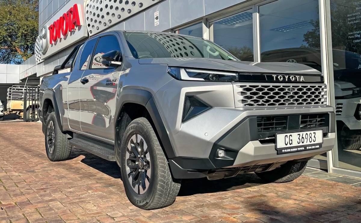 Toyota Hilux 2026 Xtra Cab Raider X: La Pick-Up que Redefine el Mercado en Sudáfrica MDP Toyota Hilux 2026 Xtra Cab Raider X perfil frente Toyota Hilux 2026 Xtra Cab Raider X: La Pick-Up que Redefine el Mercado en Sudáfrica