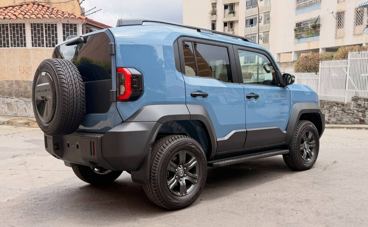 MDP Toyota Land Cruiser FJ perfil Toyota Land Cruiser FJ: Redefiniendo el acceso a la aventura todoterreno