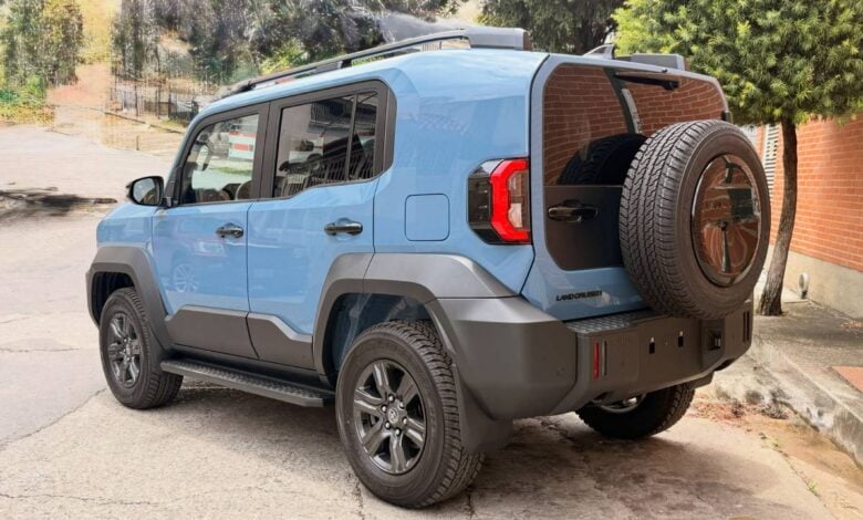 MDP Toyota Land Cruiser FJ trasera 3 Toyota Land Cruiser FJ: Redefiniendo el acceso a la aventura todoterreno