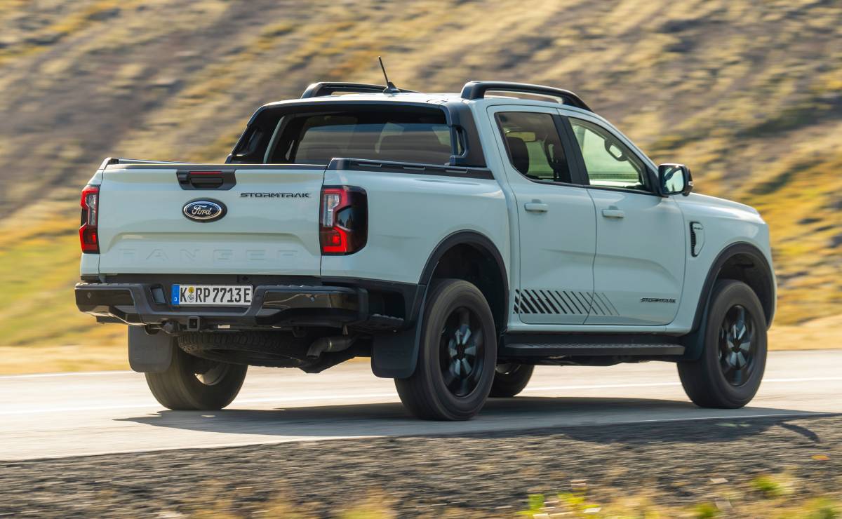 MDP Ford Ranger Stormtrak PHEV trasera Ford Ranger PHEV: ¿La camioneta híbrida más esperada del mercado argentino?