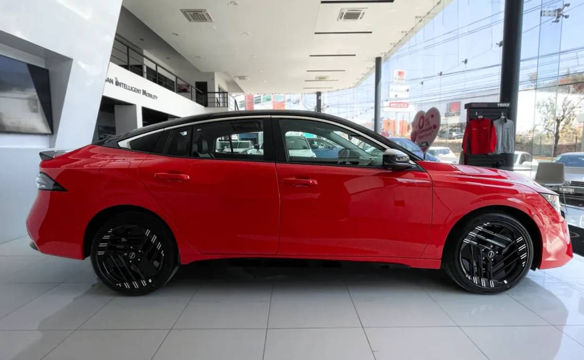 Nuevo Nissan Sentra 2027: ¿El rival definitivo para el Toyota Corolla? MDP Nuevo Nissan Sentra perfil 5 Nuevo Nissan Sentra 2027: ¿El rival definitivo para el Toyota Corolla?