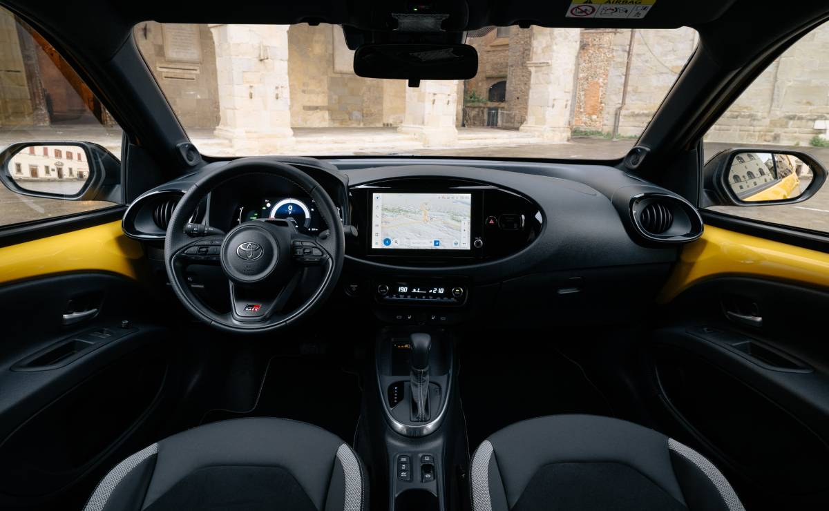 MDP Toyota Aygo X Cross Hybrid interior Toyota Aygo X Cross Hybrid: El Mini-SUV que Revoluciona el Mercado Europeo