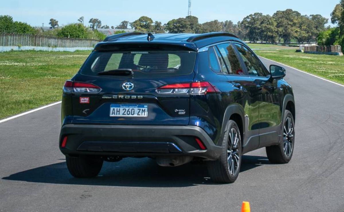 Ford Territory: El SUV Mediano que Domina el Mercado en 2026 MDP Toyota Corolla Cross trasera Ford Territory: El SUV Mediano que Domina el Mercado en 2026