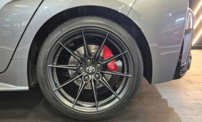 Toyota GR Corolla: El Dinámico Ingreso al Mercado Brasileño con Más Torque MDP Toyota GR Corolla llanta 1 Toyota GR Corolla: El Dinámico Ingreso al Mercado Brasileño con Más Torque