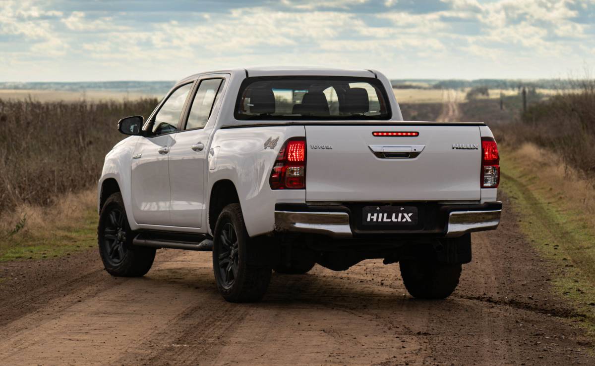 MDP Toyota Hilux SR trasera 1 Toyota Hilux 2026: Liderazgo Y Estrategia de Precio en el Mercado Argentino
