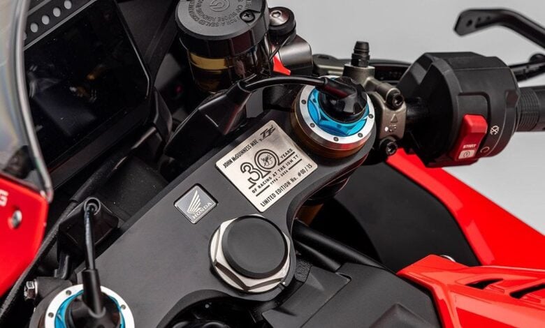 La Novedosa Honda CBR1000RR-R Fireblade SP en Homenaje a una Leyenda del Motociclismo MDP honda fireblade sp john mcguinness4 La Novedosa Honda CBR1000RR-R Fireblade SP en Homenaje a una Leyenda del Motociclismo