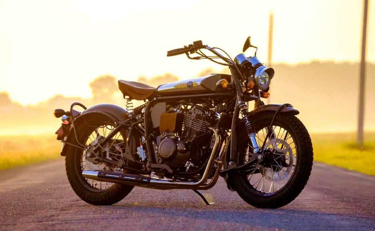 MDP janus moto 1 Janus Halcyon 450: La Evolución Artesanal con Motor Hartford