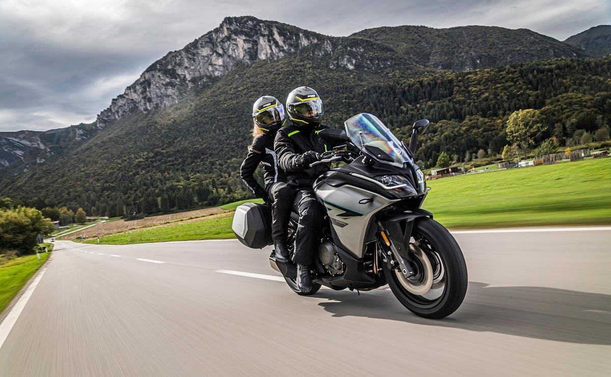 MDP CFMoto 650GT 2022 gris accion viajes Descubre el Verdadero Espíritu de la Aventura: ¿Viajar Solo o en Grupo en Moto?